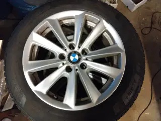 BMW-fælge med vinterdæk