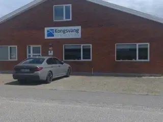 Værksted med kontor.