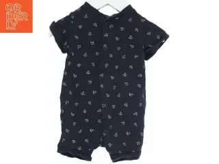 Mørkeblå kortærmet heldragt med ankermønster fra H&M (str. 56)