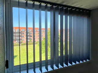 Sort lamelgardin (dele kan købes)