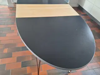 Ovalt spisebord med tillægsplade
