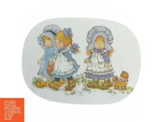 Malet plade med figurer fra Sarah Kay (str. 24x17 cm)