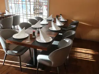 2 borde og 8 nye stole