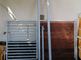 2 stk. stald skydelåge + fodervæg