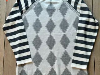 Flot striktrøje og halstørklæde sælges.