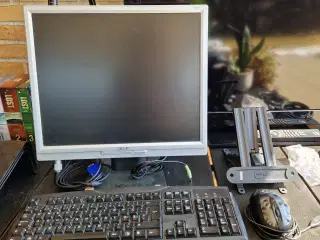 Pc skærm med mus og tastatur 