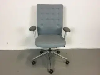 Vitra id trim kontorstol i lyseblå med armlæn
