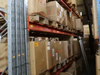 2 fag pallereoler med indhold