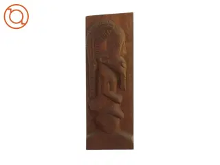 Indskåret figur i træ (str. LBH 13,5x3,5x37 cm)