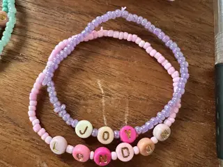 Hjemmelavet armbånd med tekst på 