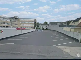 P-pladser på Sønderbrogade 38 udlejes