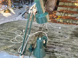 To forskellige, men matchende grønne væglamper