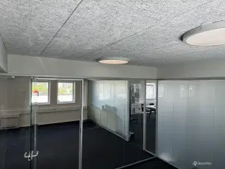 Lukket cellekontor med adgang til fællesfaciliteter