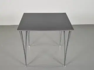Fritz hansen kvadratisk bord med antracit plade med stålkant