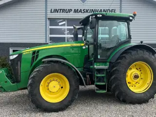John Deere 8360R Med frontlift og faststeer