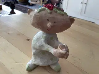 Lille Medusa figur- pige med blomster i håret