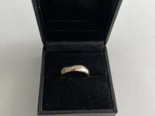 Guldring med diamanter fra Nuran