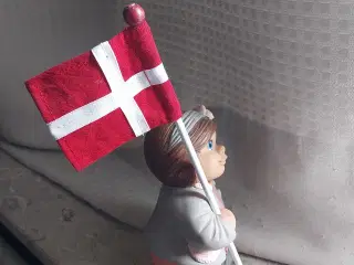 Klarborg Pige med flag