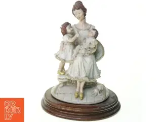Figur af mor med børn (str. 23 x 29 cm)