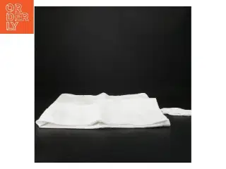 Hvidt tekstil med broderi (str. 60x66 cm)