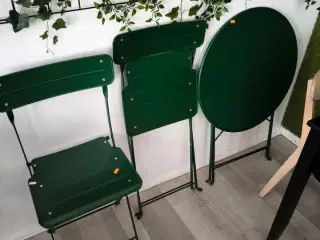 Cafébord med 2 stk. stole