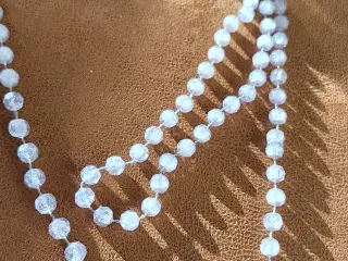 Lang halskæde af klare perler