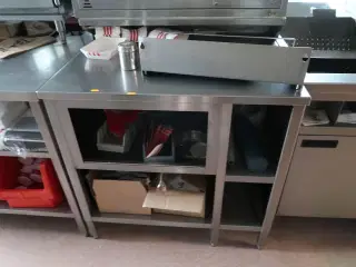 Rustfri stålbord med indhold samt varmeskuffe HATCO Drawer Warmer