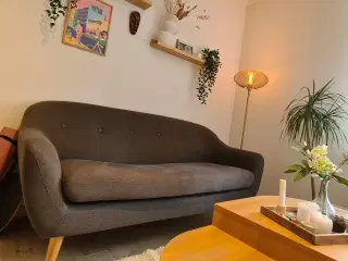 Mørkegrå sofa 
