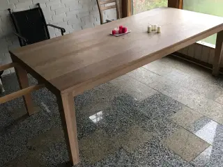 Spisebord i massiv eg