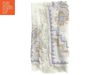 Broderet dug (str. 65x65 cm)