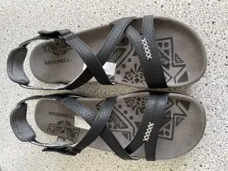 Merrell sandaler.