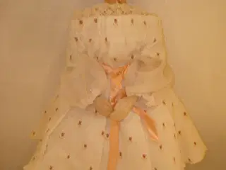 B&G Årsfigur dukke Trine 1985, 35 cm høj ca