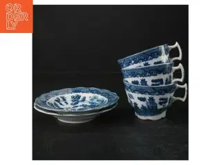 Blå og hvid porcelænste service (str. Kopper. ø. 10 cm. tallerkener. ø. 15,5 cm)