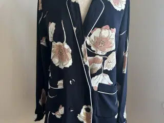 Dobbeltradet blazer. Blå med blomster