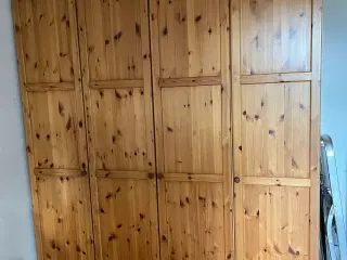 Klædeskab,skænk og spisebord gives væk. skilles ad