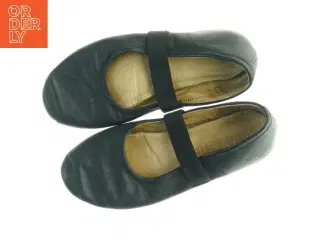 Sorte dansesko (str. 35)