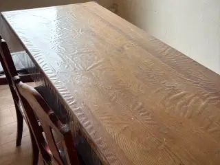 Spisebord med stor bænk
