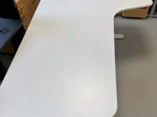 Hæve sænkebord i hvid  