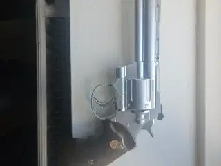 Softgun revolver gas.