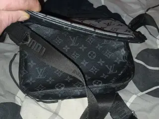 Louis Vuitton Trio Messenger back
