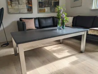 Sofabord i rå skiffer og børstet stål