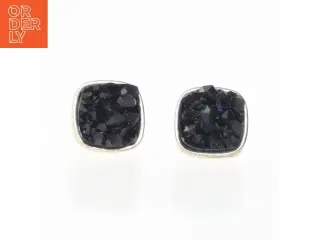 Sorte ørestikker med kvadratisk design (str. 1,5 cm)