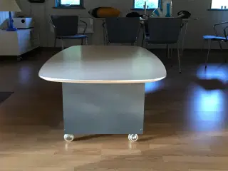 Sofabord hvid bordplade understel grå