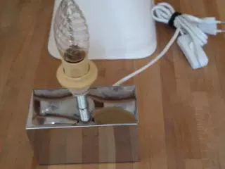 Bordlampe i blank metal