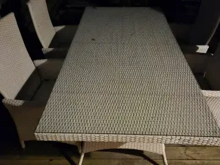 Bord og stole i hvid flet