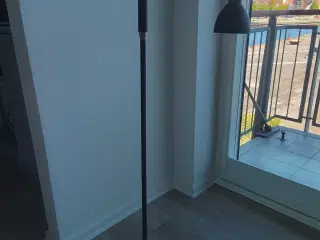 Sort standerlampe 111cm høj