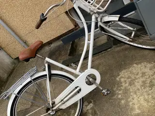 Flot damecykel med stor kurv