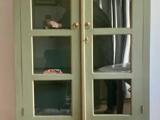 RESERVERET - Smukt ældre nyistandsat vitrineskab