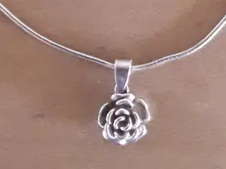 Halssmykke med rose