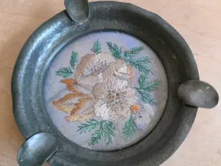 Vintage askebæger i metal med et rundt design. 